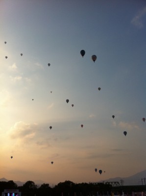 空に浮かぶ無数の気球